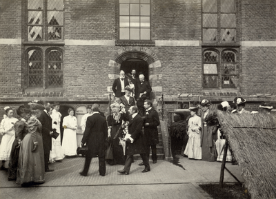 98270 Afbeelding van het vertrek van Koningin-moeder Emma bij het Gebouw Leeuwenbergh (Servaasbolwerk) te Utrecht na ...